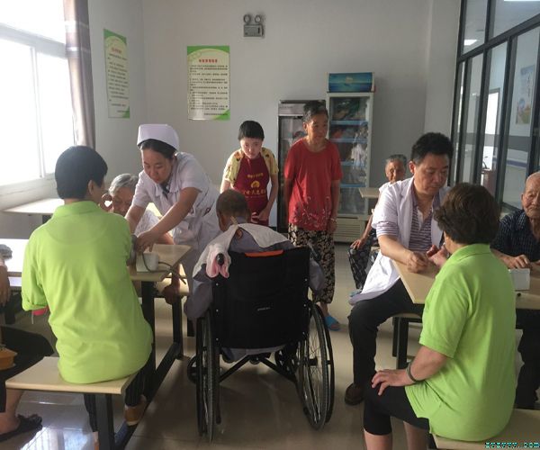 黨員義診  情暖養(yǎng)老服務中心